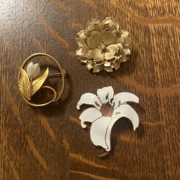 Jewelry - Vintage Flower Brooches Lot of 3